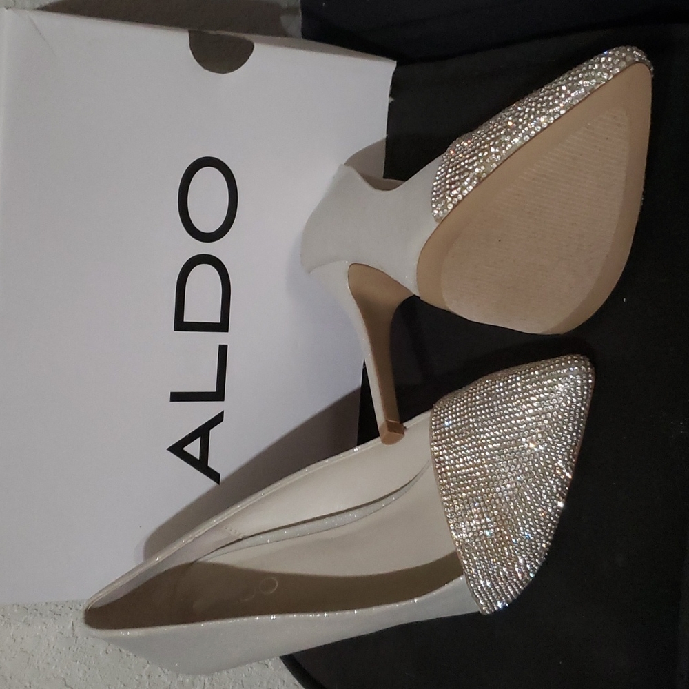 NWOT ALDO SIZE 9 silver glistening sides and crystal front.